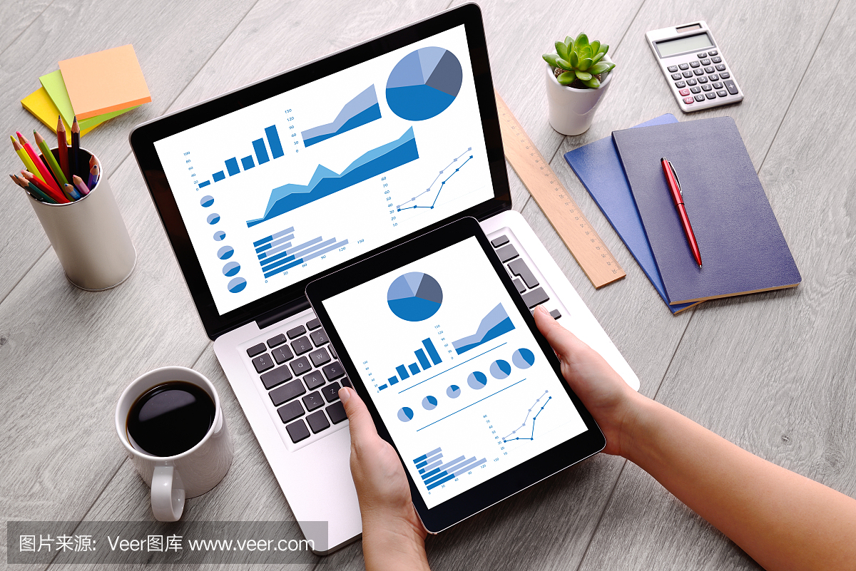 在辦公桌上工作