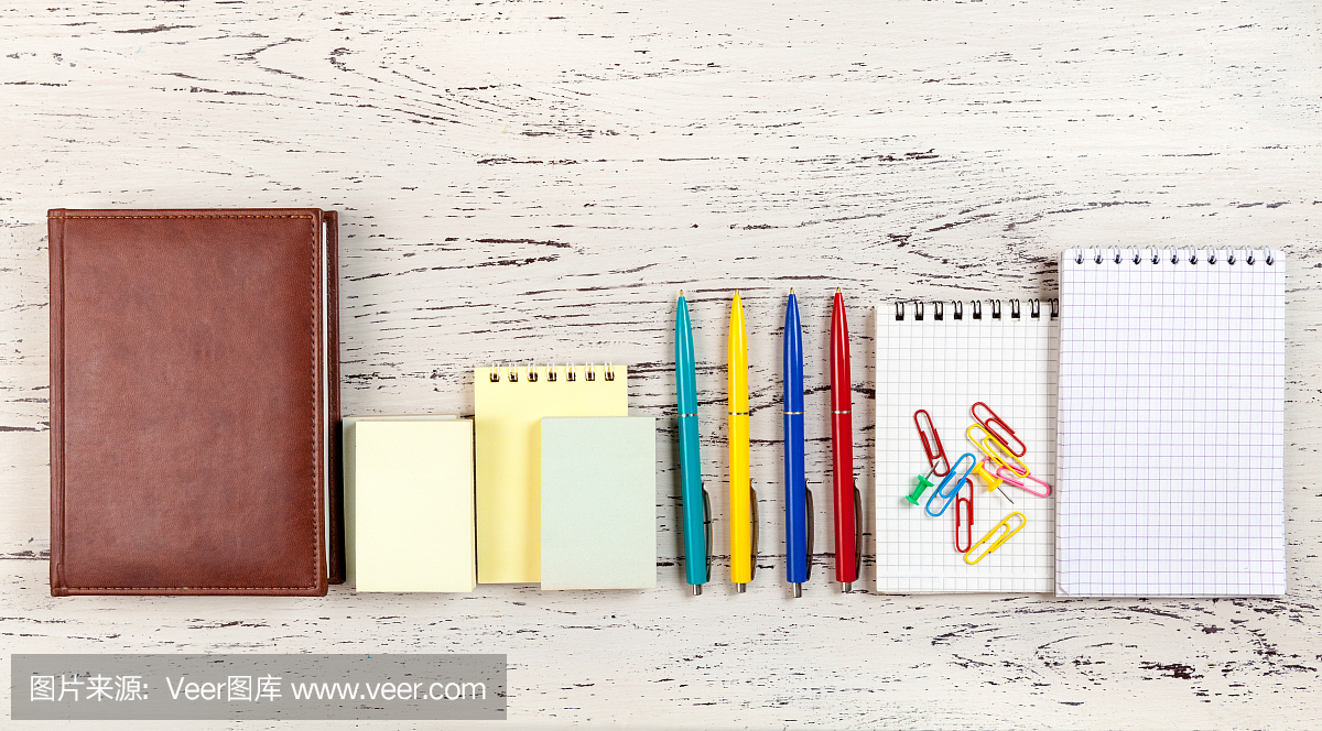 桌子與辦公用品。