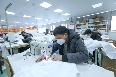 防護服緊缺?這家企業僅用了5天時間轉產防護服,日產量已達9000件